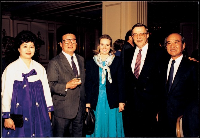 1988년 3월, 구 명예회장(왼쪽 두번째)이 민간 차원의 경제외교 활동을 위해 미국을 방문, 미국 각계 인사들과 합작선 경영자를 초청해 가진 워싱턴 리셉션 장면