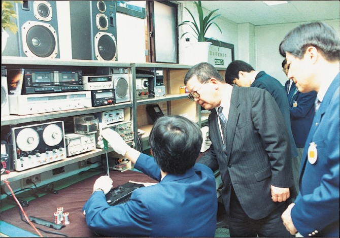1990년 6월, 구 명예회장(가운데)이 금성사 고객서비스센터를 찾아 직원들의 애로사항을 듣고 격려하고 있는 모습