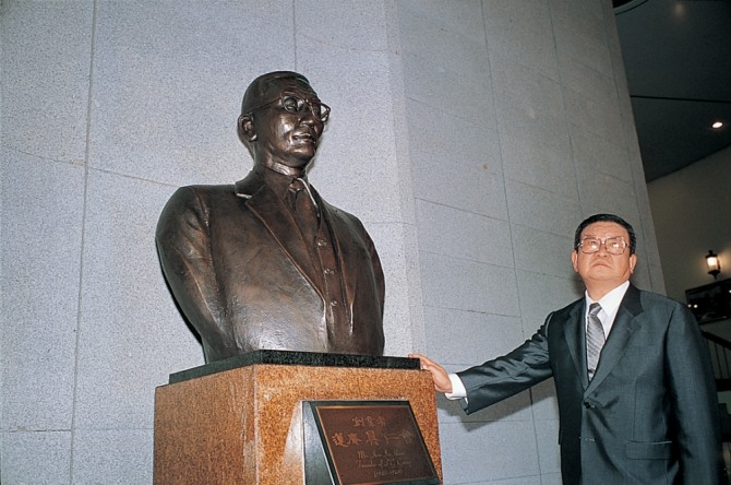 구인회 창업회장 흉상 앞에서