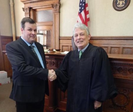 로버트 반스말렌(왼쪽)이 은행강도에서 변호사로 인생역전 한 후 20년 만에 법정에서 마이클 스미스 판사와 재회해 악수를 나누고 있다.