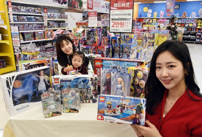 서울 등촌동 홈플러스 강서점에서 아이와 모델들이 ‘크리스마스 완구 기획전’ 상품을 선보이고 있다. 사진=홈플러스