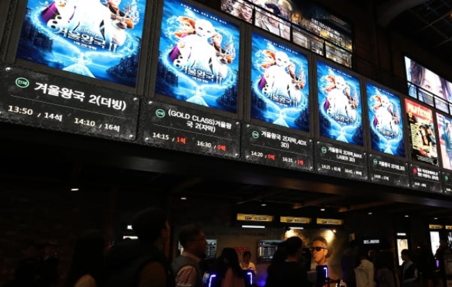 한국에서 ‘겨울왕국2’가 1,200만 관객을 육박하는 ‘대박’을 터뜨리고 있는 가운데 스크린 독과점 논란이 빚어지고 있다.