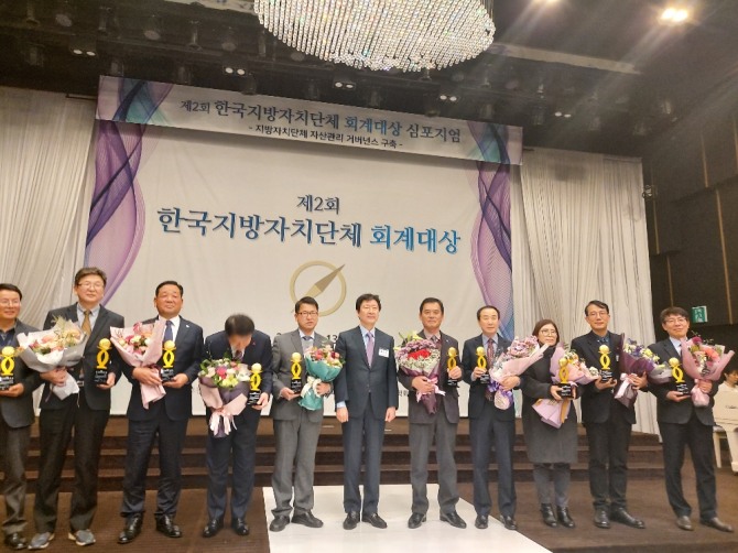 전남 구례군(군수 김순호)은 ‘제2회 한국 지방자치단체 회계대상’에서 회계 투명성과 재정운용 효율성을 인정받아 장려상을 수상했다고 최근 밝혔다. /전남 구례군=제공