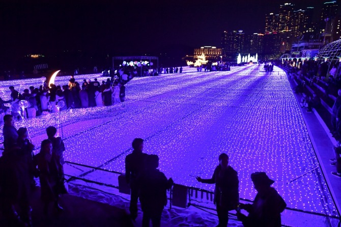 부산의 대표적인 겨울 축제로 자리매김하고 있는 '해운대 빛 축제'는 지난달 화려한 막을 올렸다. 사진=부산시청 홈페이지 캡처