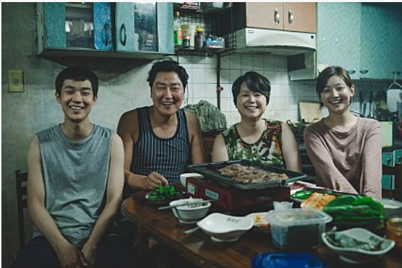 영화 '기생충'이 지난 14일 열린 미국 시카고영화비평가협회(CFCA) 시상식에서 작품상과 감독상,각본상과 최우수 외국어영화상 등 4관왕을 차지했다. 사진=영화 '기생충' 스틸 컷