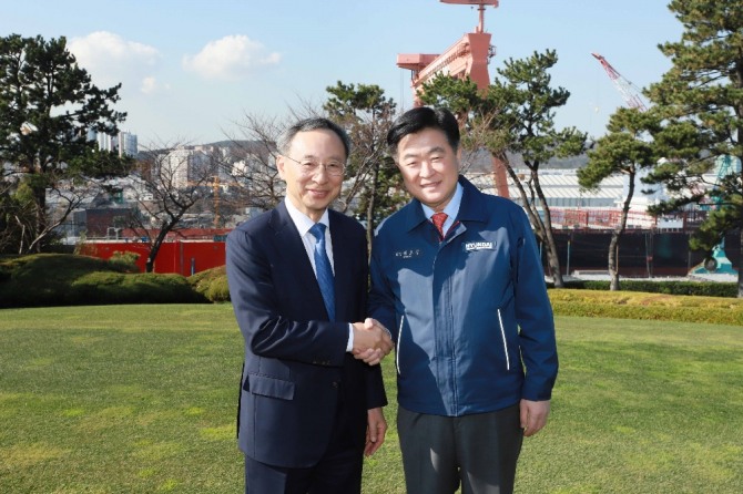 현대중공업지주 권오갑 회장(오른쪽)과 KT 황창규 회장이 16일 현대중공업 영빈관에서 악수를 나누고 있다. 사진=현대중공업