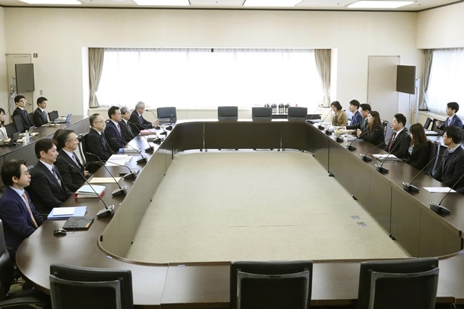 이호현(오른쪽 세 번째) 산업부 무역정책관이 16일 한일 국장급 수출관리 정책 대화를 위해 일본 도쿄의 경제산업성을 방문해 이다 요이치 경제산업성 무역관리부장등과 회담하고 있다. 사진=뉴시스
