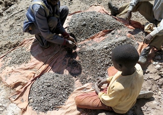 국제사면위원회에 따르면 콩고에서 생산되는 코발트의 약 20%는 수작업으로 채취되고 있으며 코발트광석 채쥐에 어린이가 투입되는 경우가 흔하다. 사진=국제사면위원회