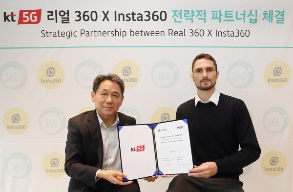 KT는 Insta360(인스타360)과 KT 광화문 이스트 사옥에서 '리얼 360 서비스 고도화 및 공동 마케팅'을 위한 전략적 파트너십을 체결했다고 17일 밝혔다. 사진 왼쪽부터 이필재 KT 마케팅부문장 부사장과 일라이 맥키넌(Eli MacKinnon) 인스타360 최고전략책임자(CSO)가 기념 사진을 촬영하고 있다. 사진=KT