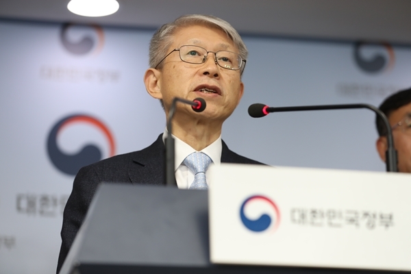 최기영 과학기술정보통신부 장관이 17일 오후 서울 종로구 정부서울청사 본관 브리핑룸에서 '인공지능(AI) 국가전략 발표' 관련 브리핑을 하고 있다. 사진=과기정통부