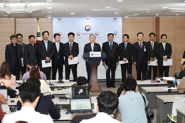 최기영 과학기술정보통신부 장관이 17일 오후 서울 종로구 정부서울청사 본관 브리핑룸에서 '인공지능(AI) 국가전략 발표' 관련 브리핑을 하고 있다. 사진=과기정통부