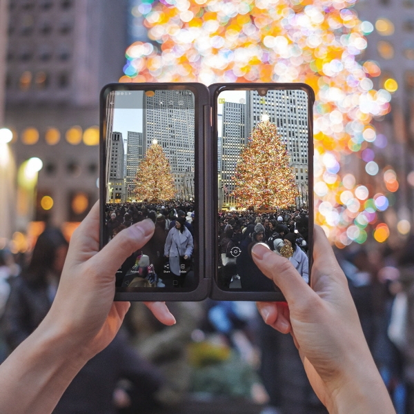 미국 뉴욕 타임스스퀘어에서 LG G8X 씽큐와 LG 듀얼 스크린을 활용해 사진 촬영을 하는 모습. 사진 촬영을 할 때 LG 듀얼 스크린을 활용하면 카메라를 끄지 않고도 옆 화면에서 촬영한 사진의 구도를 즉시 확인할 수 있다. 사진=LG전자