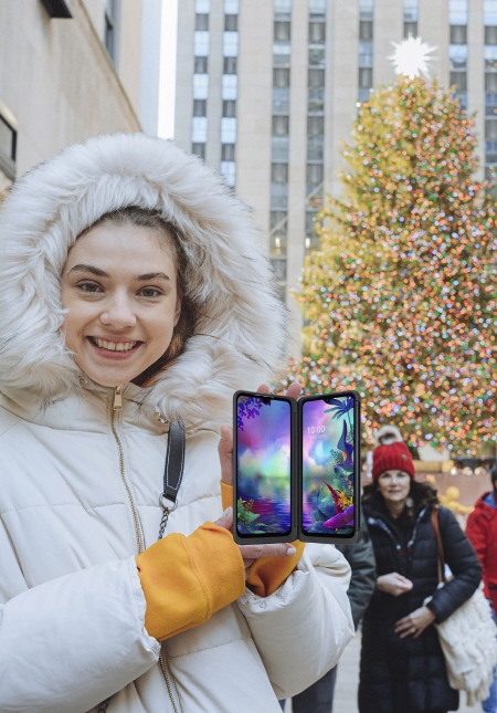 미국 뉴욕 타임스스퀘어에서 LG G8X 씽큐와 LG 듀얼 스크린이 소개되고 있다. 사진=LG전자