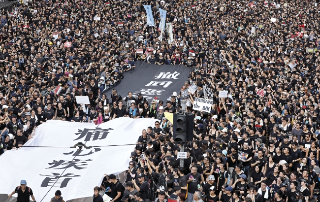 홍콩의 반정부 시위가 장기화 하는 등 2019년 전 세계는 반정부 시위로 몸살을 앓고 있다.