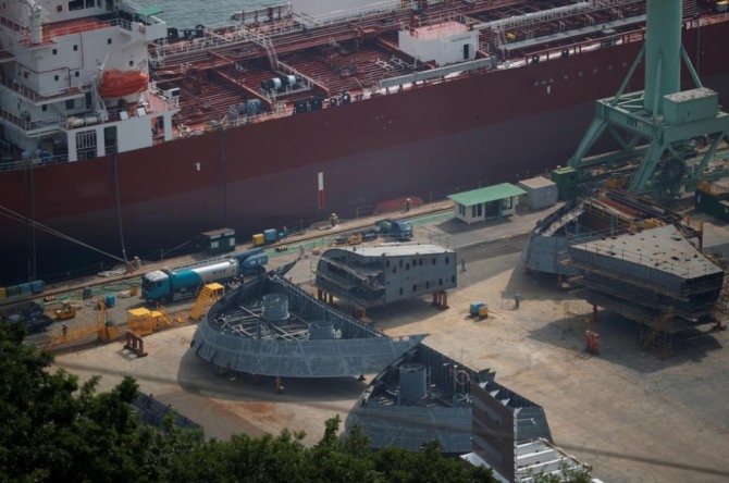 울산 현대중공업 조선소에 선박 구조물의 일부가 전시되어 있다. 사진=로이터