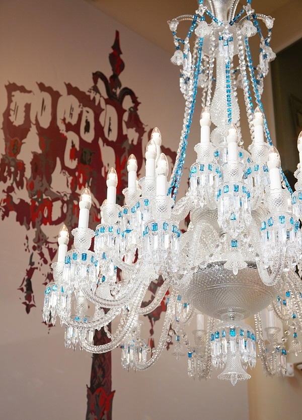250여년 역사를 자랑하는 프랑스 고급 크리스탈 명품 브랜드 바카라(Baccarat)가 지난 16일, 서울 강남 도산 공원에 ‘메종 바카라 서울’ 플래그십 스토어를 오픈했다고 18일 밝혔다. 블루 토파즈 제니스 샹들리에. 사진=바카라
