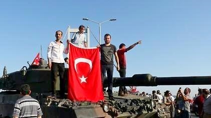 2016년 쿠데타 실패 후 쿠데타 군의 탱크에 올라탄 이스탄불 시민. 사진=연합뉴스