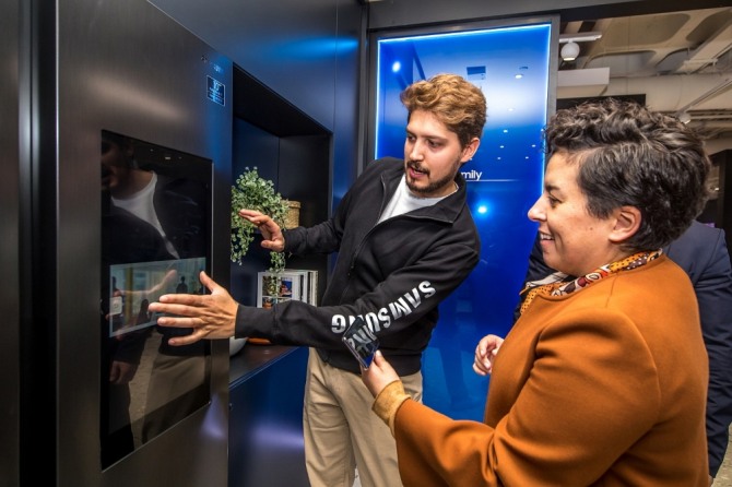 고객들이 18일 열린 '삼성 발렌시아' 사전 오픈 행사에 참석해 '커넥티드 리빙존'에서 다양한 제품간 연결을 체험하고 있다. 사진=삼성전자 제공