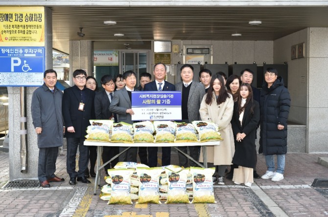 조선대학교가 최근 민영돈 총장 취임식 행사에서 절약한 경비로 쌀 200포대를 구입해 광주시시각장애인복지관 등 12개 복지기관에 쌀을 기부했다. /조선대학교=제공