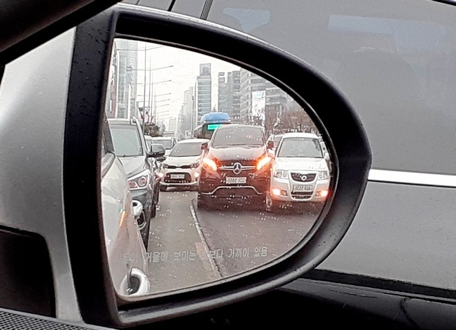 영동대로 삼성역 사거리 3차로에서 잠실 종합운동장 방향으로 좌회전 하려는 벤츠 GLE 450 앞으로 4차선 직진 차선의 SM5가 좌회전 하기 위해 끼어들다 벤츠 오른쪽 앞바퀴 부분과 부딪혔다. 사진=정수남 기자