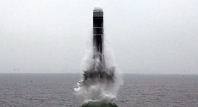 북한이  10월2일 오전 동해 원산만 수역에서 신형 잠수함탄도미사일(SLBM) '북극성-3형' 시험발사에 성공했다고 공개한 사진.사진=조선중앙통신