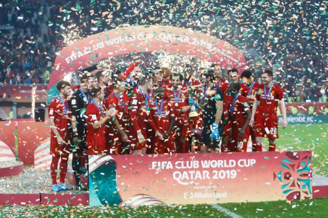 ]리버풀 선수들이 21일(현지시간) 카타르 도하의 칼리파 인터내셔널 스타디움에서 열린 ‘2019 FIFA 클럽 월드컵’ 우승을 차지한 후 시상대에서 기념촬영을 하고 있다. 리버풀은 플라멩구(브라질)와의 결승전에서 연장 끝 1-0으로 승리하며 클럽 월드컵 첫 우승 트로피를 들어 올렸