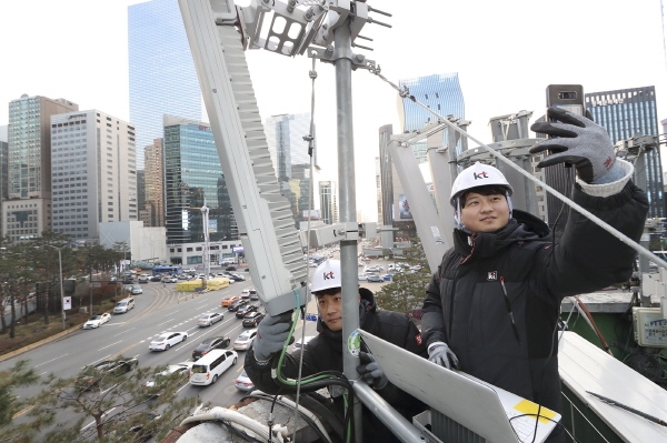 KT 네트워크부문 직원들이 서울 강남대로 인근에서 네트워크 품질을 점검하고 있다. 사진=KT