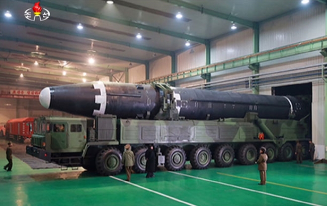 북한 화성-15형 대륙간탄도미사일(ICBM)과 발사차량. 사진=조선중앙통신
