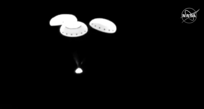  미 나사 실시간 비디오 사진으로 한밤중인 22일 새벽5시(한국시간 밤9시)에 보잉의 유인우주선 스타라이너의 모형 캡술이 낙하산을 펴고 뉴멕시코주 육군사격장 기지에 착륙 귀환하고 있다. 사진=뉴시스