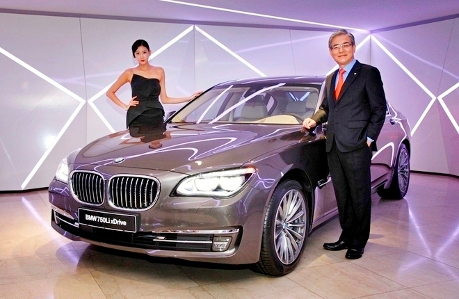속물들에서 유 씨는 유민미술관장 유지현 역을 소화하면서 BMW의 대형 세단을 탄다. 김효준(오른쪽) BMW 코리아 회장이 2010년대 초 신형 7시리즈 출시 행사에서 기념사진을 찍고 있다. 사진=정수남 기자