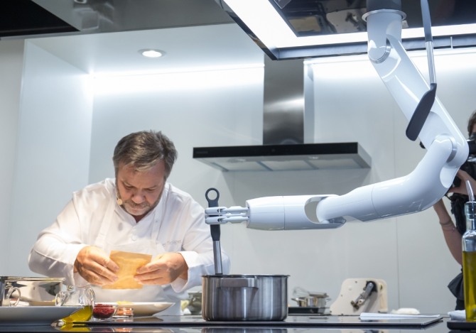 삼성전자가 지난 9월 독일에서 열린 'IFA 2019'에서 주방 로봇과 함께하는 쿠킹쇼를 선보이고 있다. 사진=삼성전자 제공