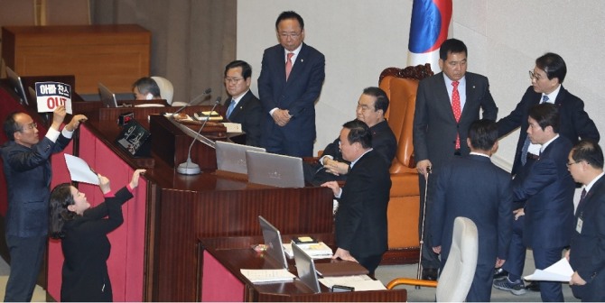 23일 서울 여의도 국회 본회의장에서 열린 문희상 국회의장이 예산부수법안 등을 처리하고 있는 가운데 자유한국당 심재철 원내대표, 김재원 정책위의장, 이주영 국회 부의장 등이 의장석에서 항의하고 있다. 이인영 더불어 민주당 원내대표도 단상에 올라와 한국당 의원들과 이야기 하고 있다. 사진=뉴시스