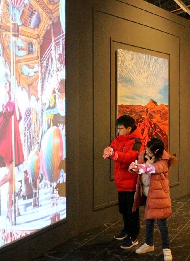어린이 관람객들이 영사기에서 송출되는 마키바의 작품 위에 그림자로 동물 이미지를 만들고 있다. 사진=정수남 기자