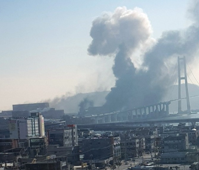 4일 오후 1시 14분께 전남 광양제철소 내 한 공장에서 폭발 사고가 발생해 연기가 치솟고 있다. 사진=뉴시스