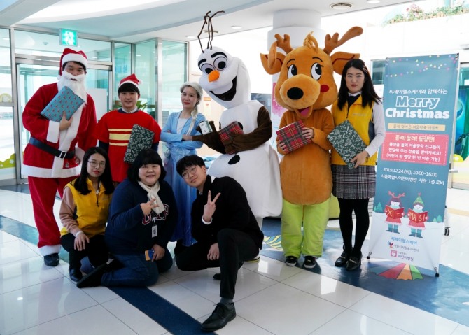 CJ헬스케어 임직원들이 서울시 어린이병원 환자를 위해 크리스마스 산타클로스로 변신해 선물을 전달했다. 사진=CJ헬스케어