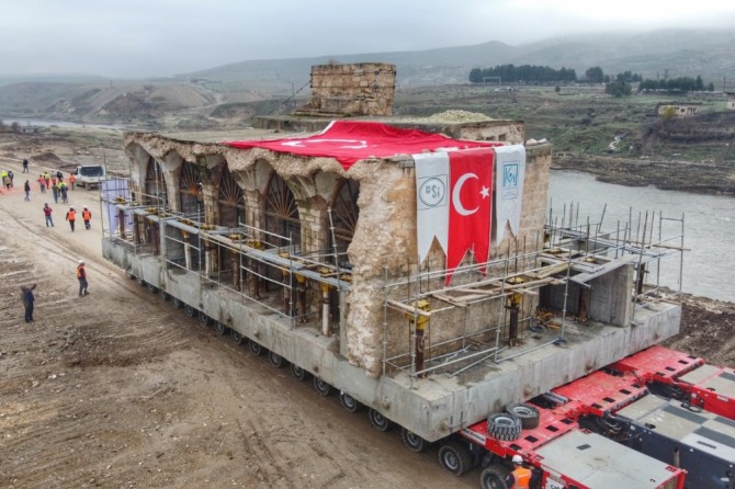 CJ대한통운은 중동지역 패밀리사인 CJ ICM이 지난 23일 터키 남동부에 위치한 하산 케이프(Hasankeyf)에서 총 무게만 1만2063t에 이르는 고대 유적 23개를 안전한 장소로 이전하는 ‘하산 케이프 프로젝트(Hasankeyf Project)’에 성공했다고 25일 밝혔다. CJ ICM이 모듈 트랜스포터(SPMT)를 이용해 고대 무덤 ‘제낼 베이 툼(ZeynelBey Tomb)’을 옮기고 있다. 사진=CJ대한통운