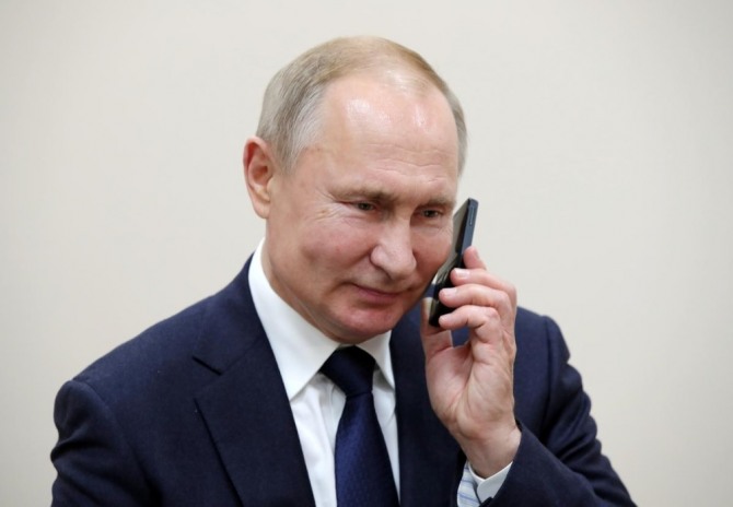푸틴 러시아 대통령이 2019년 12월 23일 러시아 아디게아 공화국 에넴의 정착지에서 전화 통화를 하고 있다. 자료=스푸트니크