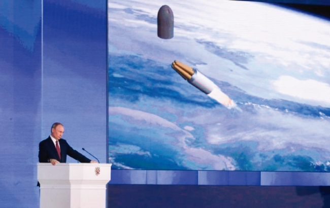 블라디미르 푸틴 러시아 대통령이 지난해 국정연설에서 ‘9M730 부레베스트닉’으로 여겨지는 핵추진 극초음속 순항미사일을 소개하고 있다.