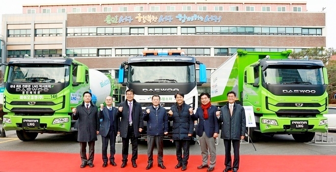 타타대우상용차가 인천시 서구청에 ‘친환경 LNG 청소차’ 3대를 전달했다. 사진=타타대우