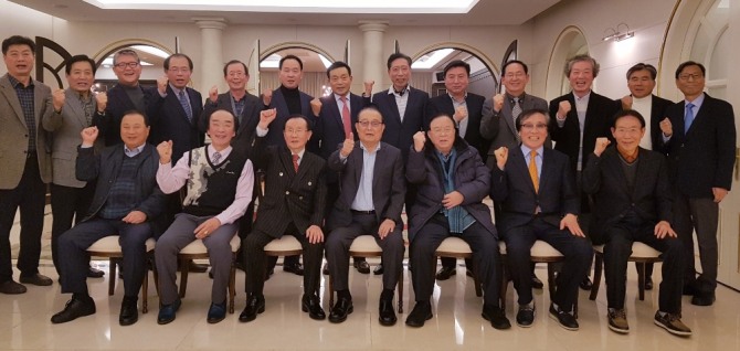 연말을 맞아 제약업계 퇴직 선배들과 후배들이 소통과 화합의 시간을 보내고 있다. 한미약품 퇴직 임원 모임인 '한중회'의 모습. 사진=한중회