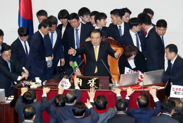 문희상 국회의장이 27일 오후 서울 여의도 국회 본회의에서 공직선거법 개정안 통과를 위한 회의를 하고 있다. 사진=뉴시스