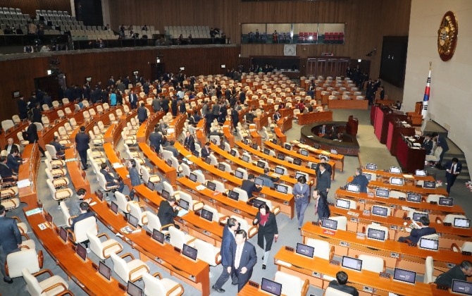 27일 오후 서울 여의도 국회 본회의에서 각종 법률안에 대한 가결 여부가 진행되고 있다. 사진=뉴시스