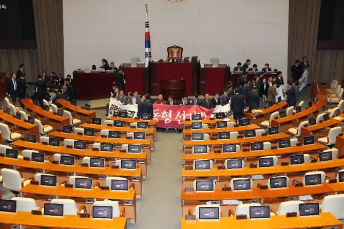 자유한국당 의원들이 27일 서울 여의도 국회에서 제373회국회(임시회) 제1차 본회의가 열리기 전 의장석을 둘러 앉아 농성을 시작하고 있다. 사진=뉴시스