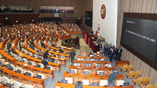 문희상 국회의장이 27일 오후 서울 여의도 국회에서 열린 제373회 국회 (임시회) 본회의에서 고위공직자범죄수사처(일명 공수처법) 설치 및 운영에 관한 법률안을 상정하고 있다. 사진=뉴시스