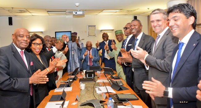 27일(현지시간) '나이지리아 액화석유가스 유한회사(NLNG)' 특별이사회 참석자들이 '트레인-7' 프로젝트의 '최종투자결정'을 발표하며 기뻐하고 있다. 사진=나이지리아 채널스텔레비전  