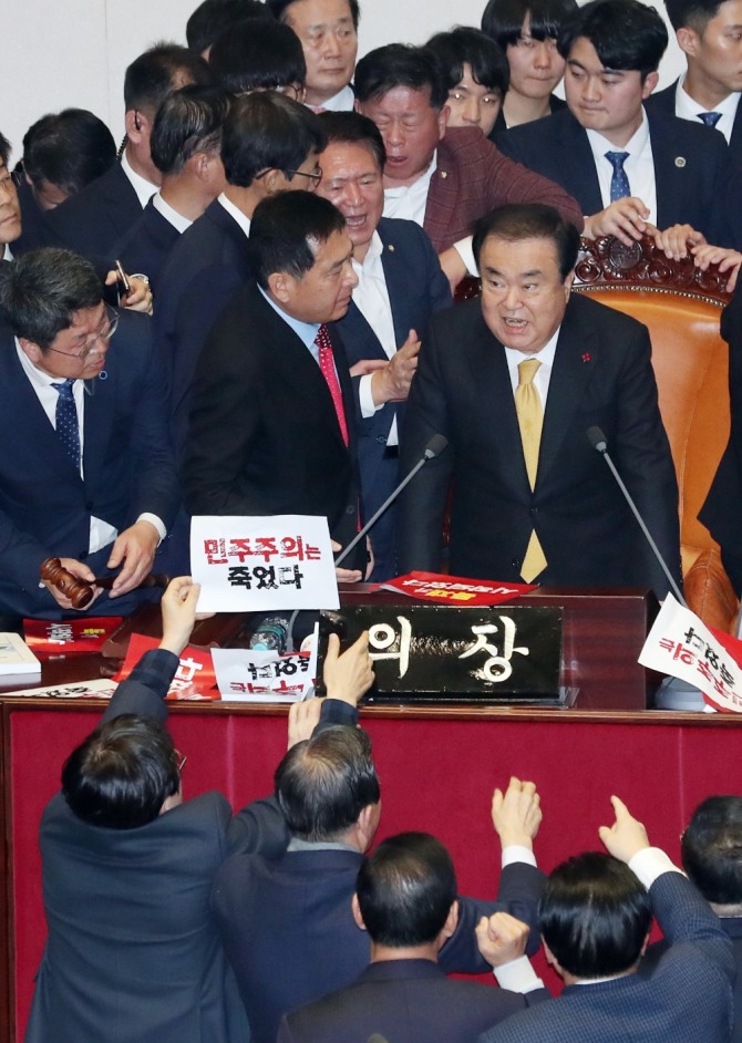 문희상 국회의장이 27일 오후 서울 여의도 국회 본회의장에서 공직선거법 개정안 투표를 진행하고 있다. 사진=뉴시스