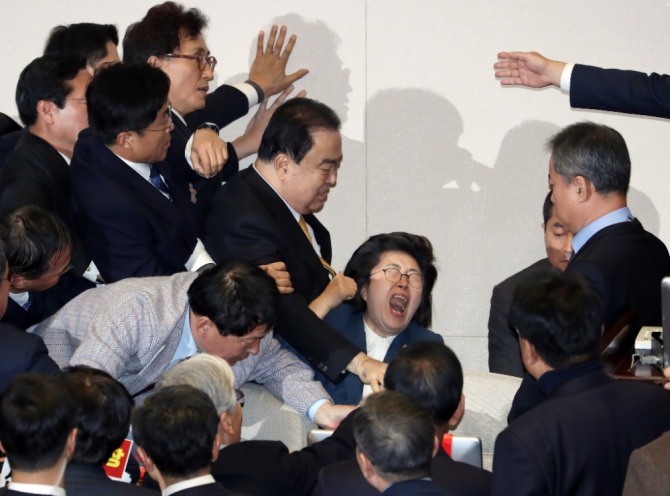 문희상 국회 의장이 27일 서울 여의도 국회에서 열린 제373회국회(임시회) 제1차 본회의에서 의장석으로 향하고 있다. 한국당 의원들이 그를 필사적으로 막고 있다. 사진=뉴시스