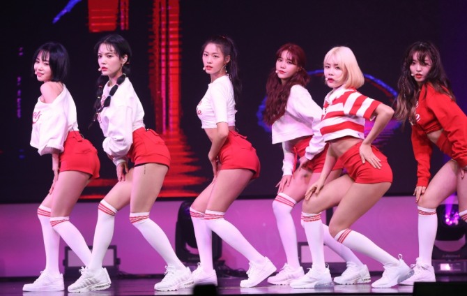 그룹 'AOA'가 지난 2018년 5월 28일 서울 광진구 예스24라이브홀에서 다섯 번째 미니앨범 ‘빙글뱅글(BINGLE BANGLE)’발매 쇼케이스를 열고 신곡을 선보이고 있다. 왼쪽부터 민아, 지민, 설현, 혜정, 유나, 찬미.사진=뉴시스 