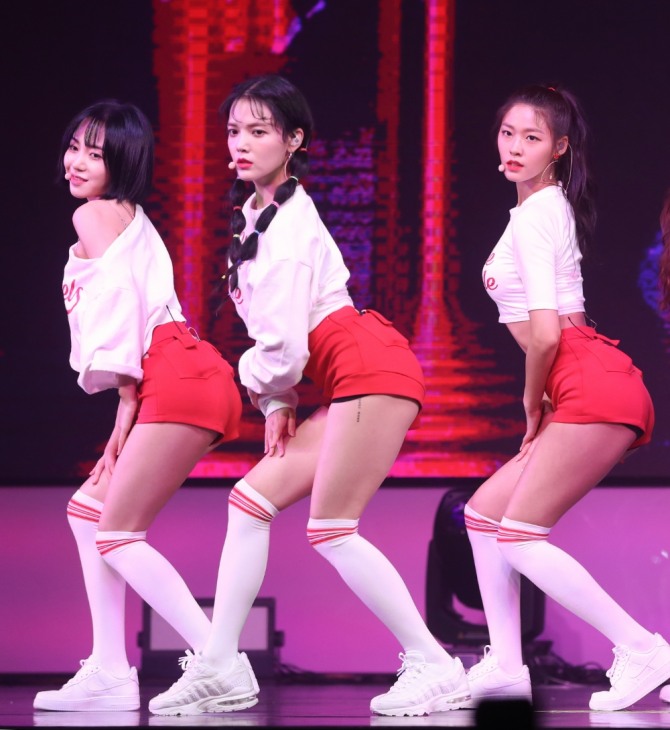 그룹 'AOA'가 지난 2018년 5월 28일 서울 광진구 예스24라이브홀에서 다섯 번째 미니앨범 ‘빙글뱅글(BINGLE BANGLE)’발매 쇼케이스를 열고 신곡을 선보이고 있다.사진=뉴시스 