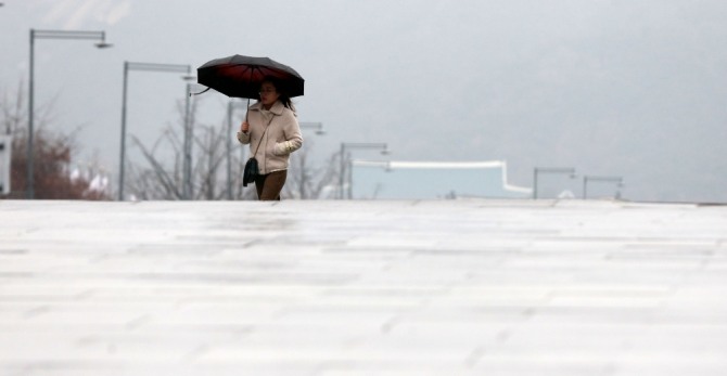 서울 지역에 비가 내린 지난 26일 오전 서울 종로구 광화문광장에서 우산을 쓴 시민들이 길을 걷고 있다. 사진=뉴시스